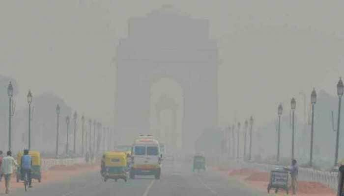 Dense fog engulfs Delhi, AQI dips to &#039;hazardous&#039; level