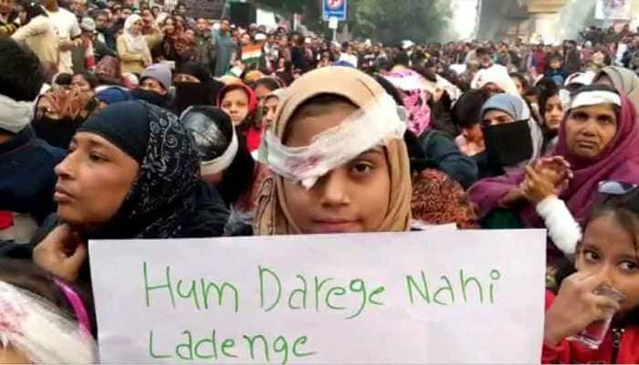 One eye &#039;bandaged&#039;, Jamia students continue anti-CAA protests on 17th day 