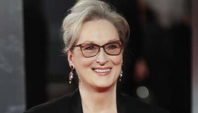 Golden Globes: Meryl Streep helps Helen Mirren fix her dress