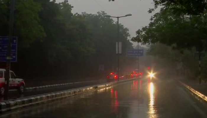 Delhi-NCR receives light rainfall, Air Quality Index remains in &#039;Poor&#039; category