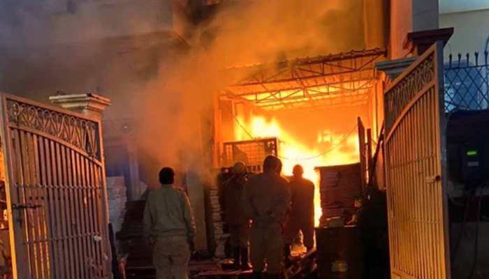 Major fire breaks out in Delhi&#039;s Patparganj Industrial area, 1 dead