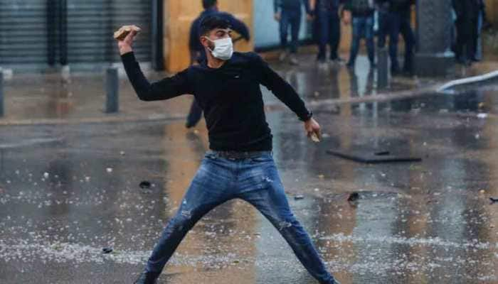 100 injured in clashes between protesters, riot police in Lebanon