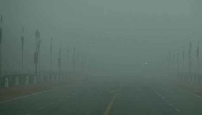 Dense fog engulfs Delhi, visibility drops to less than 50 meters, many flights, train delayed
