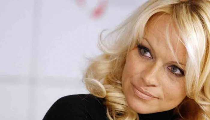 Pamela Anderson marries producer Jon Peters 
