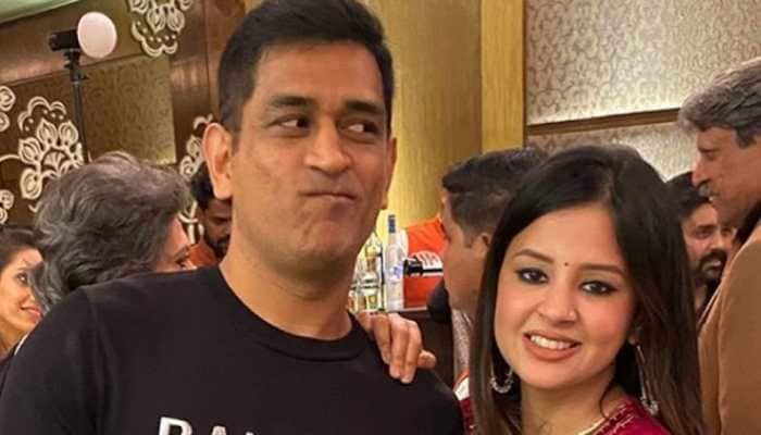 Sakshi Dhoni calls hubby Mahendra Singh Dhoni &#039;sweetie&#039;, video goes viral - Watch 