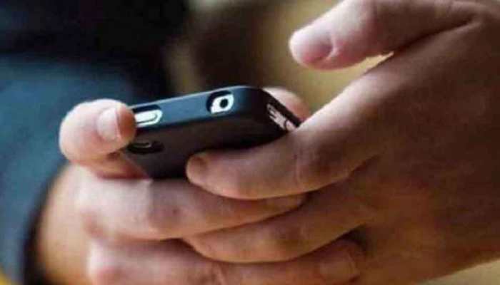 Maharashtra college bans mobile phones to improve students&#039; focus on education