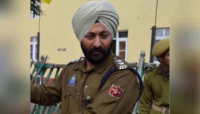 NIA raids multiple locations in Kashmir over arrest of suspended J&K DSP Devinder Singh NIA raids multiple locations in Kashmir over arrest of suspended J&K DSP Devinder Singh