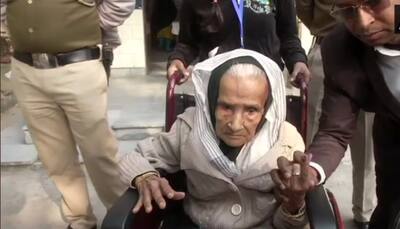 Delhi Assembly election 2020: 111-year-old Kalitara Mandal casts her vote at  Chittaranjan Park