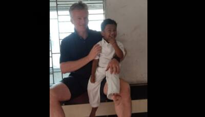 Steve Waugh meets 3-year-old diaper cricketer Sheikh Shahid in Kolkata 