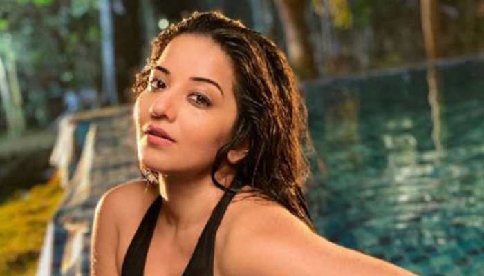 Monalisa takes a dip in the pool, oozes oomph in black monokini - Check out!