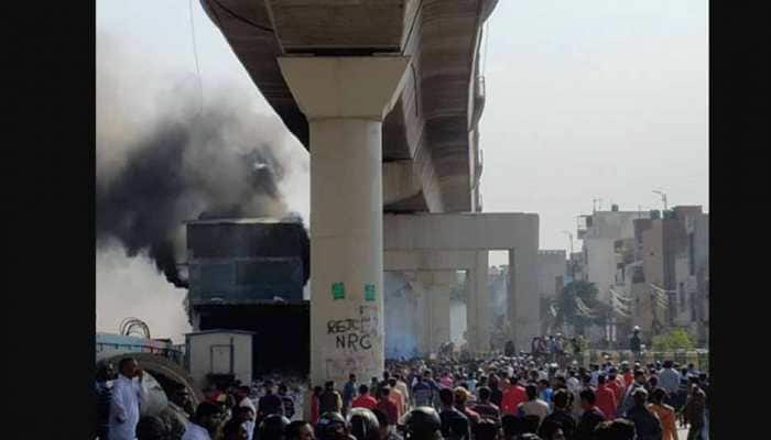 Violent clashes erupt between CAA supporters, protesters in Delhi&#039;s Maujpur again