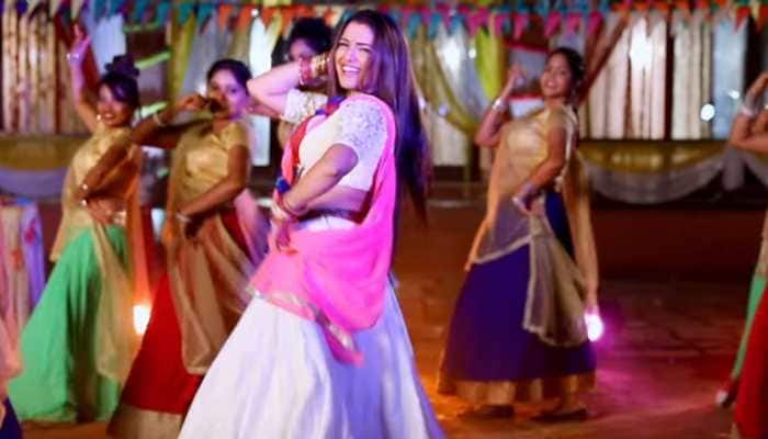 Aamrapali Dubey&#039;s latest Bhojpuri Holi 2020 song &#039;Holiya Me Lage Badi Dar&#039; sets YouTube on fire - Watch 