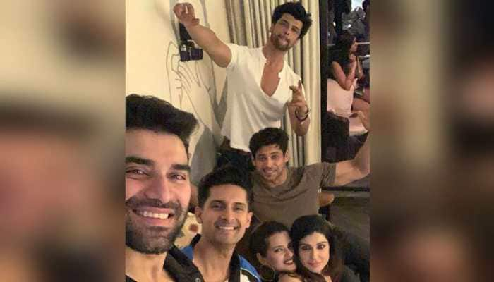 &#039;Bigg Boss 13&#039; winner Sidharth Shukla parties with TV stars Ravi Dubey, Kushal Tandon, pics go viral