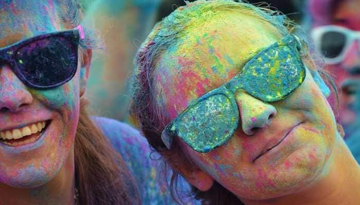 Holi 2020: Here&#039;s how you can plan a colourful bash at home