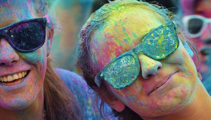 Holi 2020: Here's how you can plan a colourful bash at home