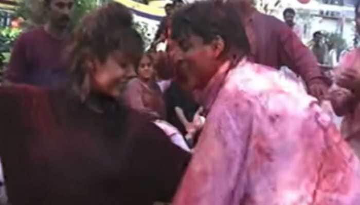 Watch: 20 years ago on Holi, Shah Rukh Khan and Gauri danced like no one&#039;s watching in unseen video going viral