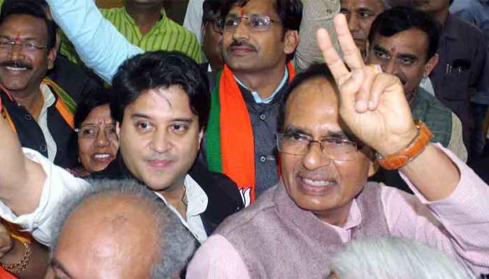 Congress workers wave black flags to Jyotiraditya Scindia in Bhopal; Shivraj Singh Chouhan calls it &#039;life-threatening attack&#039;