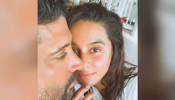 Shibani Dandekar shares loved-up pic with &#039;better half&#039; Farhan Akhtar, says &#039;didn&#039;t get the social distancing memo&#039;