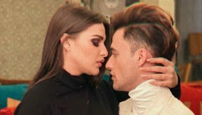 This romantic pic of Asim Riaz-Himanshi Khurana is breaking the internet!