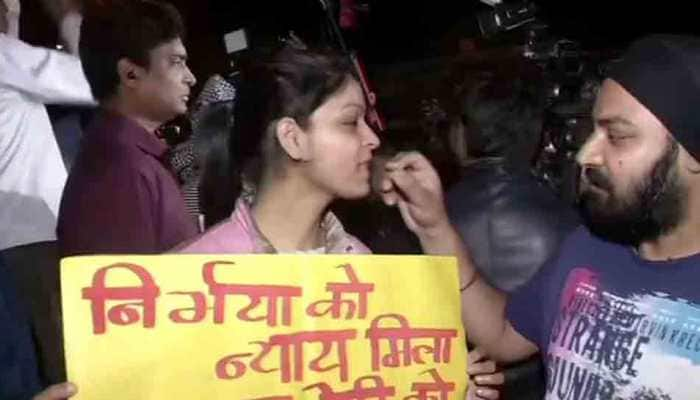 People celebrate hanging of Nirbhaya&#039;s killers, call it a historic day