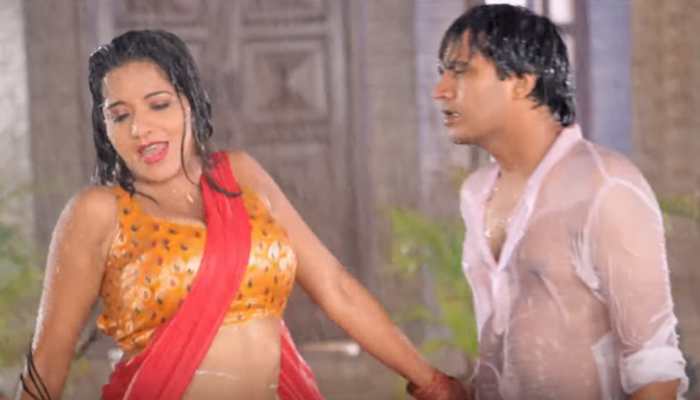 Monalisa oozes oomph in this throwback Bhojpuri song &#039;Dehiyan Mein Agiya Lagawata E Paniya&#039; - Watch