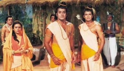 Entertainment news: Arun Govil watches 'Ramayan' with family, photo goes viral