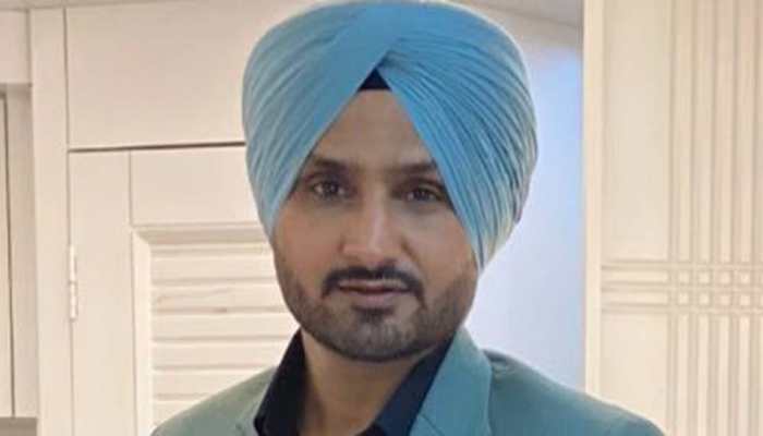 Harbhajan Singh lauds Sikh man for giving food to poor woman amid coronavirus COVID-19 lockdown Harbhajan Singh lauds Sikh man for giving food to poor woman amid coronavirus COVID-19 lockdown