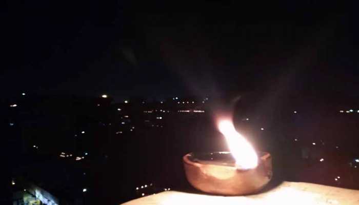 India unites on PM Narendra Modi's appeal; lights diyas, candles as coronavirus COVID-19 cases jump to 3577 India unites on PM Narendra Modi's appeal; lights diyas, candles as coronavirus COVID-19 cases jump to 3577