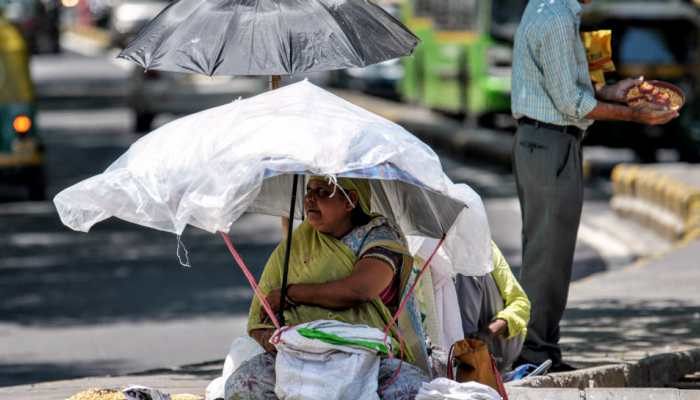 Delhi: Temperature soars to season&#039;s highest of 40.2 degrees on April 15, rainfall expected in coming days
