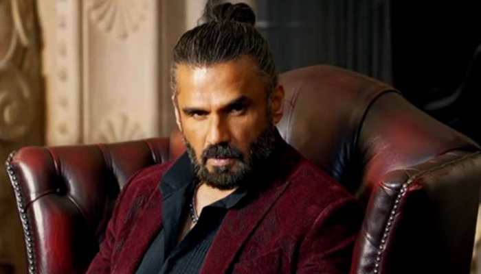 Sunil Shetty Makes WIFE Mana Shetty STYLE His Hair Before Going For Event   YouTube