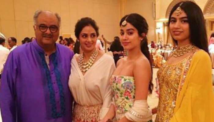 This happy throwback pic of Jahnvi Kapoor and Khushi with Sridevi and Boney Kapoor will make you emotional