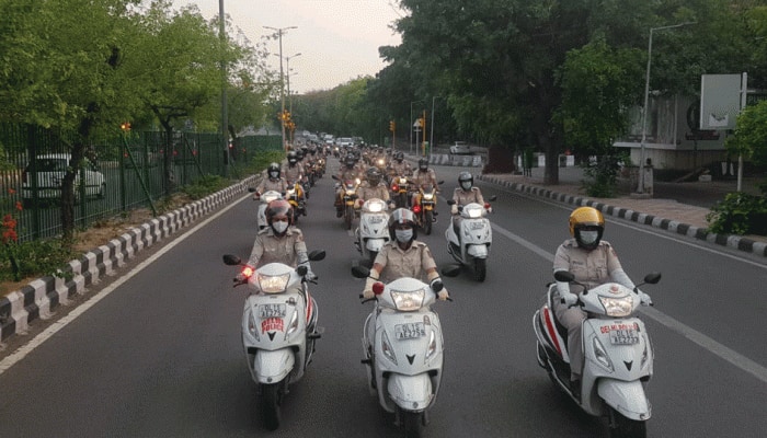 Delhi Police perform &#039;parikarma&#039; of AIIMS to pay respect to coronavirus COVID-19 warriors