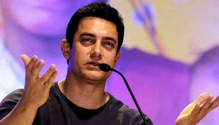 No, Aamir Khan is not the ‘Robin Hood’ distributing money in wheat bags, he clarifies