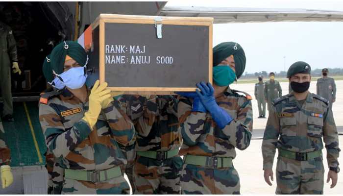 Major Anuj Sood martyred in Handwara encounter cremated in Chandigarh Major Anuj Sood martyred in Handwara encounter cremated in Chandigarh