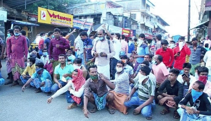 Migrant workers protest in Asansol, allege Jharkhand Police not allowing them to cross border 