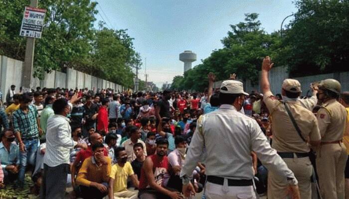 Textile mill workers in J&amp;K&#039;s Kathua protest over non-payment of full wages, clash with cops, vandalise property