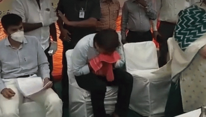 Telangana CM&#039;s son KT Rama Rao sneezes during public function, triggers panic 