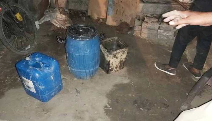 Delhi Police busts gang selling illicit liquor, 5 held