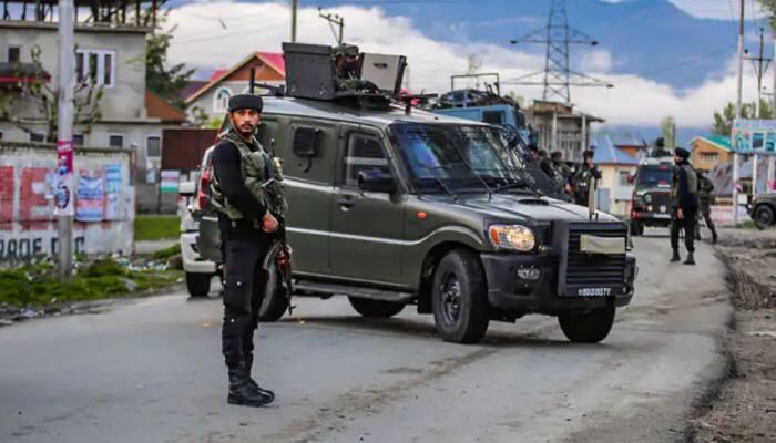 Encounter underway between security forces, terrorists in Srinagar&#039;s Nawakadal