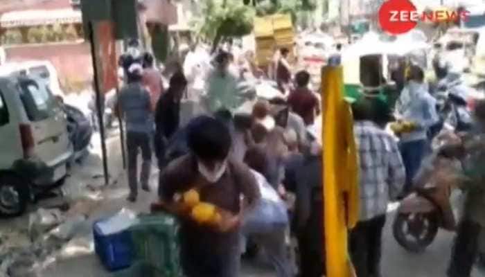 People loot mangoes worth nearly Rs 30000 from poor Delhi hawker, video goes viral