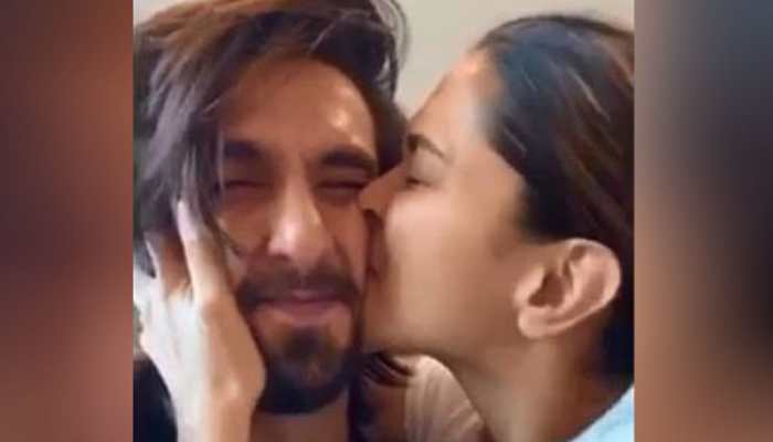 Deepika Padukone kisses &#039;cutie&#039; Ranveer&#039; Singh&#039;s &#039;squishable face&#039;, pic sends internet into meltdown