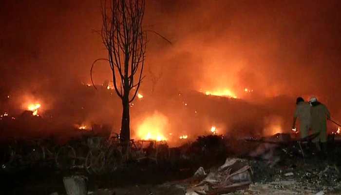 Major fire breaks out at slum in Delhi&#039;s Tughlakabad, over 1,000 shanties gutted