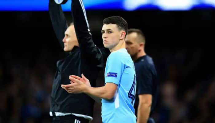 Manchester City&#039;s Phil Foden breaks distancing rules to play at beach