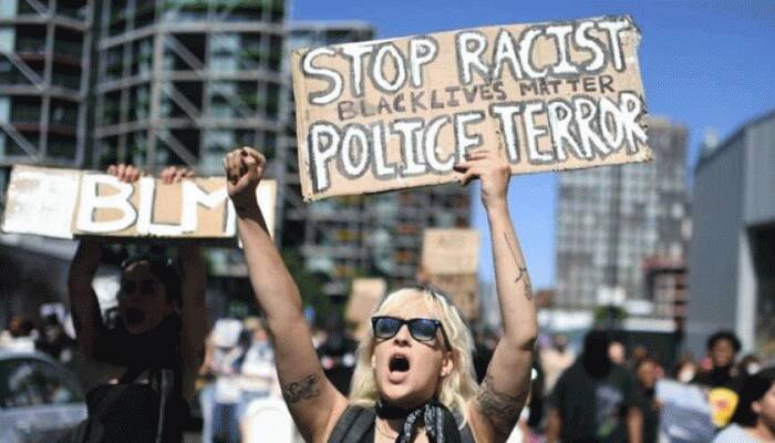 UK anti-racism protesters clash with mounted police