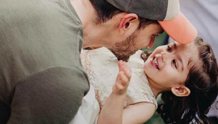 Inaaya Naumi Kemmu practising yoga with daddy Kunal Kemmu is the cutest thing on internet today! Watch