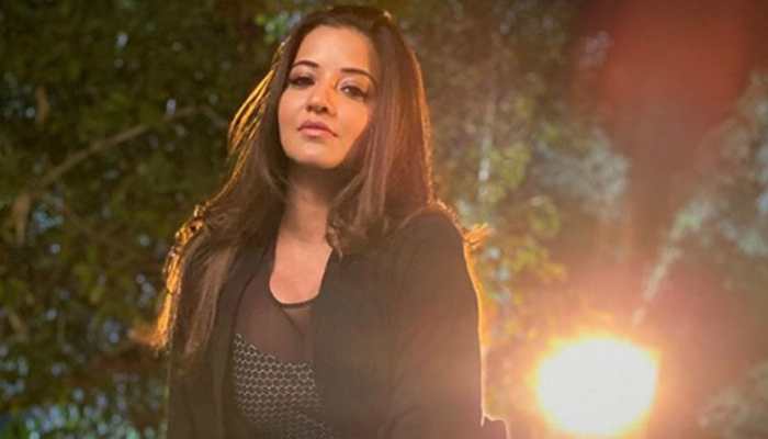 Monalisa's morning selfie is all about hope, hues and hotness!