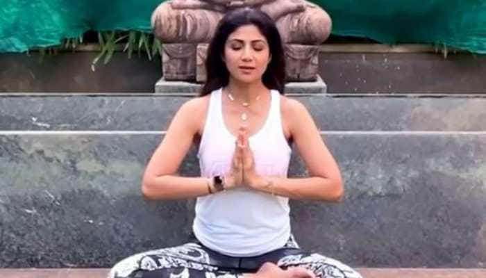 [Image: 867947-shilpa-yoga.jpg]