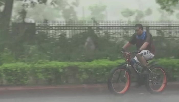 Heavy rain lashes parts of Delhi-NCR, mercury dips