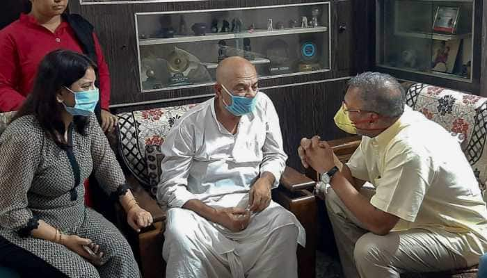 Nana Patekar meets Sushant Singh Rajput&#039;s family in Patna, pays tribute