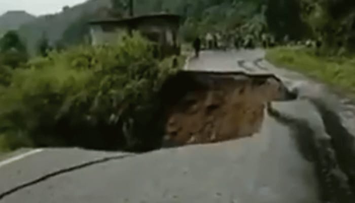 Heavy rains trigger massive landslide in Darjeeling&#039;s Paglajhora, road stretch damaged — Watch